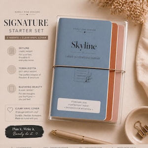 Puede incluir: Un Signature Starter Set con tres insertos y una cubierta de vinilo transparente. El set incluye un inserto Skyline con líneas, un inserto de cuadrícula de puntos Terra-Dotta y un inserto en blanco Blushing Beauty. Los cuadernos están sujetos con un alambre dorado. El texto "Skyline" es visible.