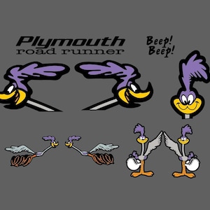Puede incluir: Un conjunto de siete calcomanías de coches vintage con un correcaminos morado con el texto "Plymouth road runner" y "Beep! Beep!"