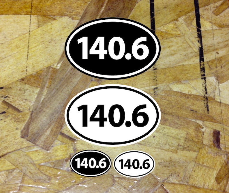 Puede incluir: Cuatro pegatinas ovaladas con el n&uacute;mero "140.6" impreso en blanco sobre fondo negro. Dos de las pegatinas son m&aacute;s grandes que las otras dos.