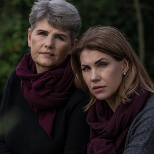 Châle cachemiri en tricot bordeaux aubergine, écharpe en laine mérinos, écharpe de voyage en cachemire, cadeaux utiles et pratiques pour maman et fille