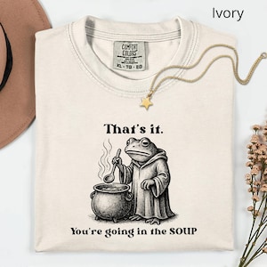 Chemise grenouille rigolote Comfort Colors®, chemise You're going in the soup, cadeau grenouille cottage, chemise grenouille sorcier, grenouille esthétique lunatique vintage image 1