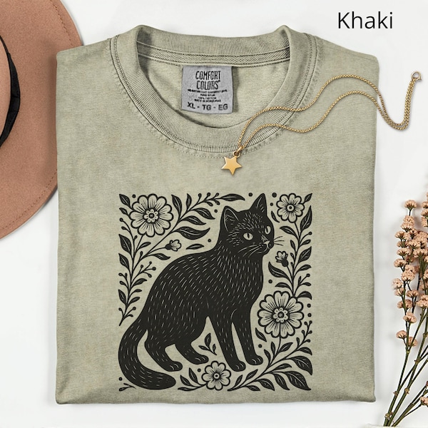 Comfort Colors® Black Cat-folkloreshirt, Cottagecore Cat Aesthetic-shirt, kattenshirt met bloemen, kattenvolk linosnedekunst
