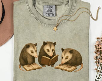 Camiseta de lectura de zarigüeyas Comfort Colors®, divertida camiseta de zarigüeya con temática de libros, zarigüeya estilo cottagecore, regalo para amantes de los libros, lector bibliotecario vintage