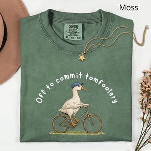 Comfort Colors® Off to Commit Tom Foolery Shirt, lustige Gans Shirt, Dumme Gans Shirt, Cottagecore Gans, Vintage Gans Wunderliche Ästhetik