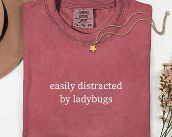 Comfort Colors® Vintage Marienkäfer Shirt, leicht abgelenkt von Marienkäfer Shirt, Marienkäfer Liebhaber Geschenk, Cottagecore Geschenk, lustiges Garten Shirt