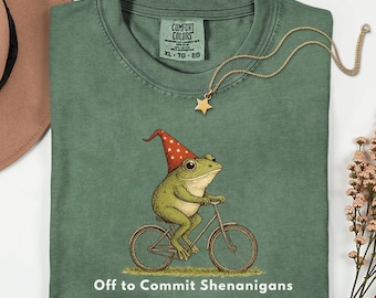 Comfort Colors® Off to Commit Shenanigans Shirt, lustiges Frosch-Shirt, Cottagecore-Frosch-Shirt, Zaubererfrosch-Geschenk, Vintage-wunderliche Ästhetik