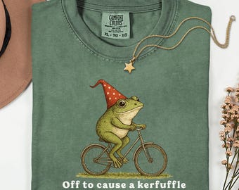 Camiseta Comfort Colors® Off to Cause a Kerfuffle, Camiseta divertida de rana, Camiseta Cottagecore de rana, Regalo para amantes de las ranas, Estética vintage y caprichosa de rana
