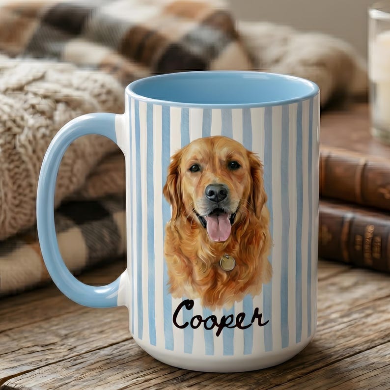 Op de afbeelding: Een keramische mok met een verticaal gestreept patroon in lichtblauw en wit. De voorzijde toont een gedetailleerde illustratie van een golden retriever met de tong uit de bek en een halsbandpenning. Onder de hond staat de naam Cooper in zwart.