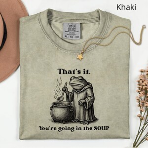 Chemise grenouille rigolote Comfort Colors®, chemise You're going in the soup, cadeau grenouille cottage, chemise grenouille sorcier, grenouille esthétique lunatique vintage image 2