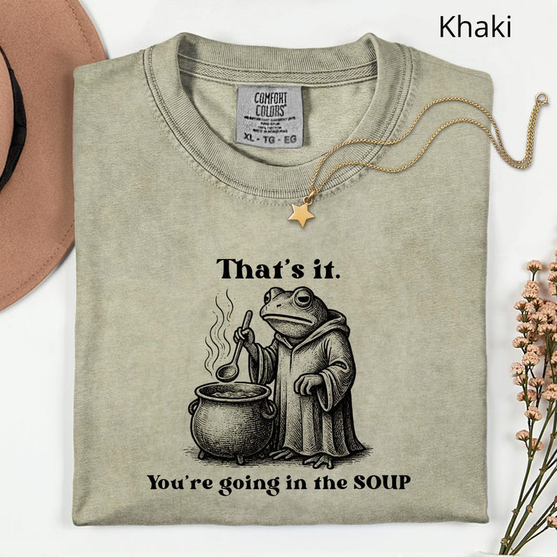 Chemise grenouille rigolote Comfort Colors®, chemise You're going in the soup, cadeau grenouille cottage, chemise grenouille sorcier, grenouille esthétique lunatique vintage image 2