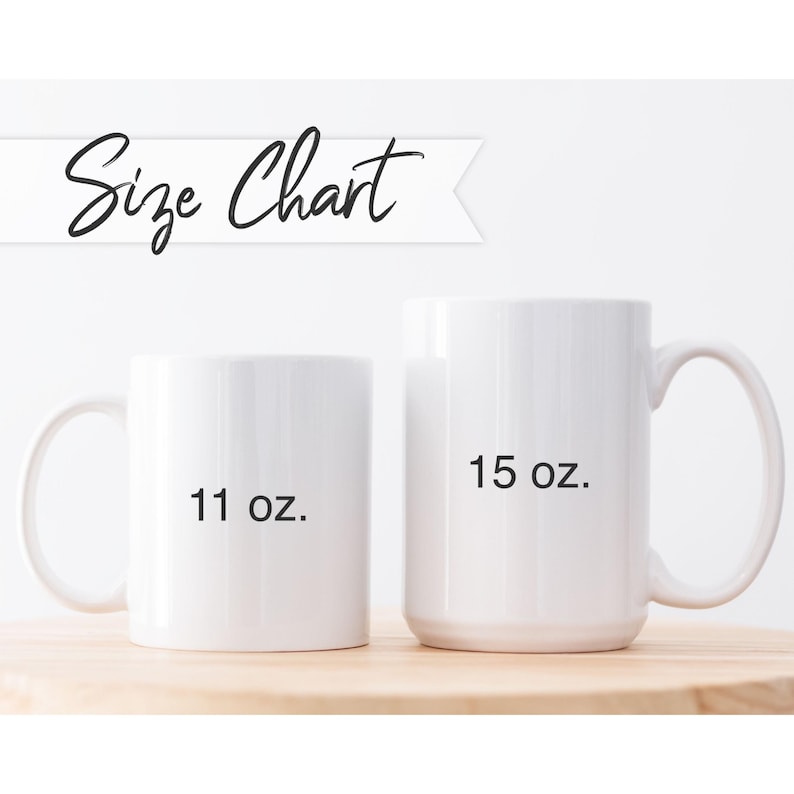 Op de afbeelding: Twee witte keramische mokken naast elkaar voor een maatvergelijking. De kleinere mok is gelabeld met 11 oz. en de grotere mok met 15 oz. Boven de mokken staat een witte banner met de zwarte tekst Size Chart in een cursief lettertype.