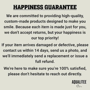 Op de afbeelding: Een lichtbeige informatieve afbeelding met zwarte tekst onder de titel HAPPINESS GUARANTEE. Het beschrijft het beleid voor op maat gemaakte producten, waarbij staat dat retourzendingen niet worden geaccepteerd, maar vervanging of terugbetaling wordt geboden voor beschadigde artikelen binnen 14 dagen. De tekst eindigt met AQUALITEE Store.