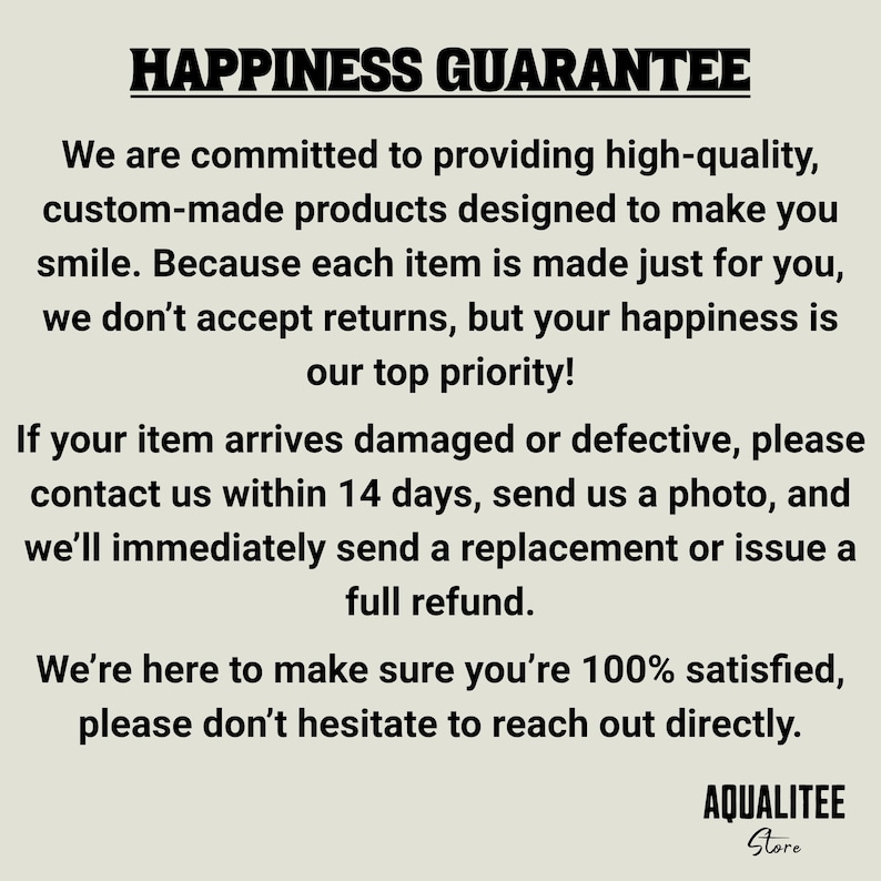 Op de afbeelding: Een lichtbeige informatieve afbeelding met zwarte tekst onder de titel HAPPINESS GUARANTEE. Het beschrijft het beleid voor op maat gemaakte producten, waarbij staat dat retourzendingen niet worden geaccepteerd, maar vervanging of terugbetaling wordt geboden voor beschadigde artikelen binnen 14 dagen. De tekst eindigt met AQUALITEE Store.