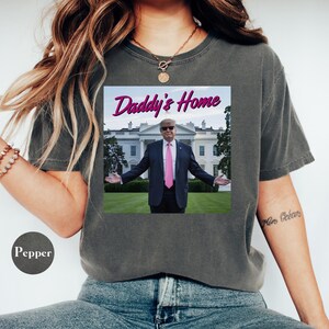 Camiseta &quot;Trump Daddy&#39;s Home&quot;, camiseta con colores cómodos, broma política, camiseta patriótica del 4 de julio, regalo de Trump, camiseta divertida de Trump, camiseta republicana