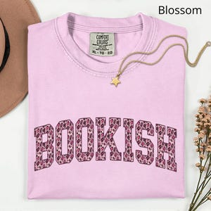Camiseta Comfort Colors® Bookish, Camiseta Leopard Bookish, Camiseta Book Lover, Camiseta Bookworm, Camiseta Reader, Presente para Bibliotecário, Camiseta de Leitura Fofa