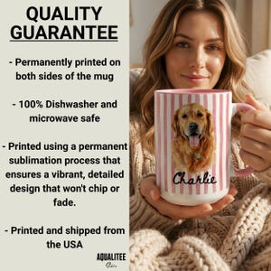 Op de afbeelding: Een keramische mok met een roze en wit verticaal gestreept patroon, een portret van een golden retriever en de naam Charlie in zwarte letters. De mok heeft een roze handvat en binnenkant, en de tekst Quality Guarantee is zichtbaar.