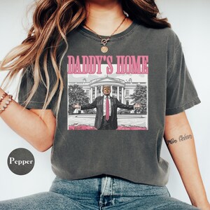 Camiseta &quot;Papá en casa&quot;, camiseta de Trump con colores cómodos, broma política, camiseta patriótica del 4 de julio, regalo de Trump, camiseta divertida de Trump, camiseta republicana