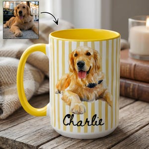 Op de afbeelding: Een witte keramische mok met een gele binnenkant en handvat, voorzien van een verticaal geel gestreept patroon. De mok toont een aquarelillustratie van een golden retriever en de naam Charlie in zwarte cursieve letters geschreven.