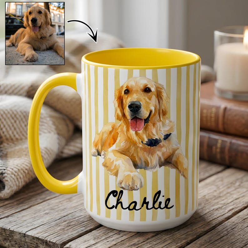 Op de afbeelding: Een witte keramische mok met een gele binnenkant en handvat, voorzien van een verticaal geel gestreept patroon. De mok toont een aquarelillustratie van een golden retriever en de naam Charlie in zwarte cursieve letters geschreven.