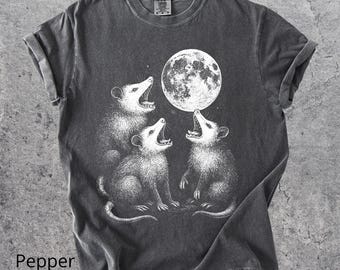 Comfort Colors® Opossums heulen auf dem Mond Shirt, lustiges Opossum Shirt, Vintage Style Geschenk, Retro Opossum Shirt, Wildlife Weirdcore Shirt