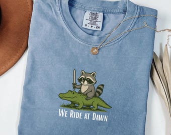 Camiseta Comfort Colors® con mapache y caimán, Camiseta "Paseamos al amanecer", Camiseta divertida y original, Regalo con humor animal, Camiseta de estilo cottagecore