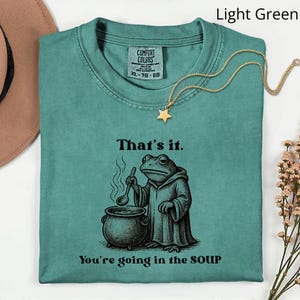 Chemise grenouille rigolote Comfort Colors®, chemise You're going in the soup, cadeau grenouille cottage, chemise grenouille sorcier, grenouille esthétique lunatique vintage image 3