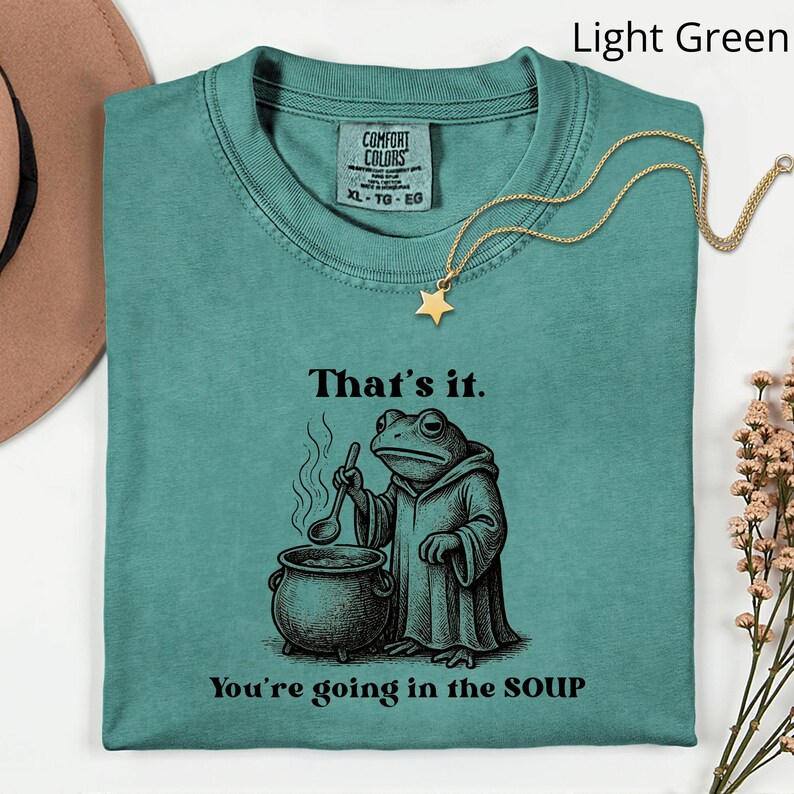 Chemise grenouille rigolote Comfort Colors®, chemise You're going in the soup, cadeau grenouille cottage, chemise grenouille sorcier, grenouille esthétique lunatique vintage image 3