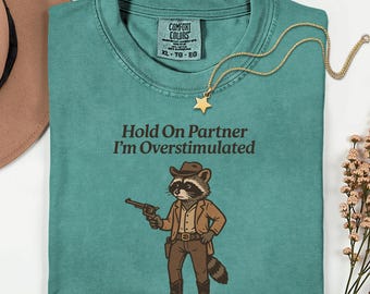 Komfort Colors® Festhalten auf Partner Ich bin überreizt Shirt, lustiges Waschbär Shirt, Cowboy Waschbär Western Shirt, Waschbär Liebhaber Geschenk, lustiges Shirt