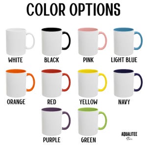 Op de afbeelding: Een raster van tien keramische mokken met het opschrift COLOR OPTIONS. Elke mok is wit met een gekleurde binnenkant en handvat in wit, zwart, roze, lichtblauw, oranje, rood, geel, marineblauw, paars of groen. Rechtsonder staat de tekst AQUALITEE Store.