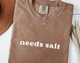 Shirt Comfort Colors® Needs Salt, grappig shirt van de chef-kok, cadeau koken minnaar, leuk koken moeder cadeau, grappig shirt bakker, shirt koken, cadeaus bakken