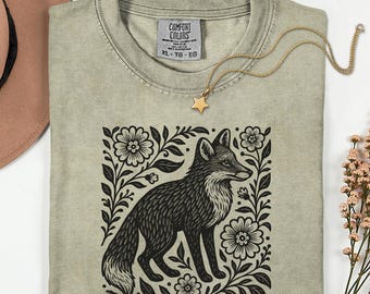 Camicia Comfort Colors® Fox Folklore, camicia Cottagecore Fox Aesthetic, camicia Floral Fox, arte linoleografica Fox Folk, strega vintage Boho Goblincore