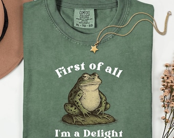 Camiseta divertida de rana Comfort Colors®, camiseta "First Of All I'm A Delight", regalo de rana estilo cottagecore, camiseta vintage de rana, camiseta de rana con estética caprichosa