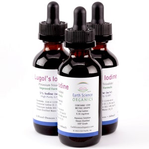 以下が含まれることがあります： ドロップトップ付きの茶色のガラス瓶3本。瓶には、ルゴールヨード5%とヨウ化物三ヨウ化物配合のラベルが貼られています。瓶には、Earth Science Organicsというブランド名が記載されており、それぞれ30ml入っています。