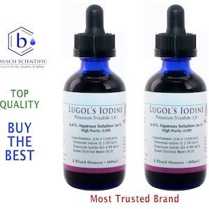 Op de afbeelding: Twee flessen van 60 ml Lugol's Iodine, een 6,6% waterige oplossing van kaliumtrijodide. De flessen zijn gelabeld met de ingrediënten en de merknaam "Bausch Scientific".