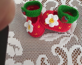 Gestrickte  Babyschuhe "Erdbeerchen"