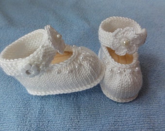 Gestrickte Babyschuhe ,Taufschuhe  in weiß und creme