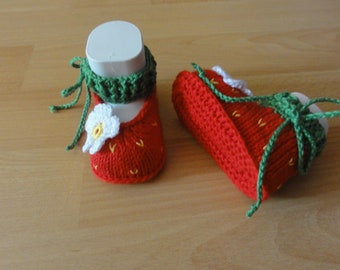 Gestrickte  Babyschuhe "Erdbeeren"