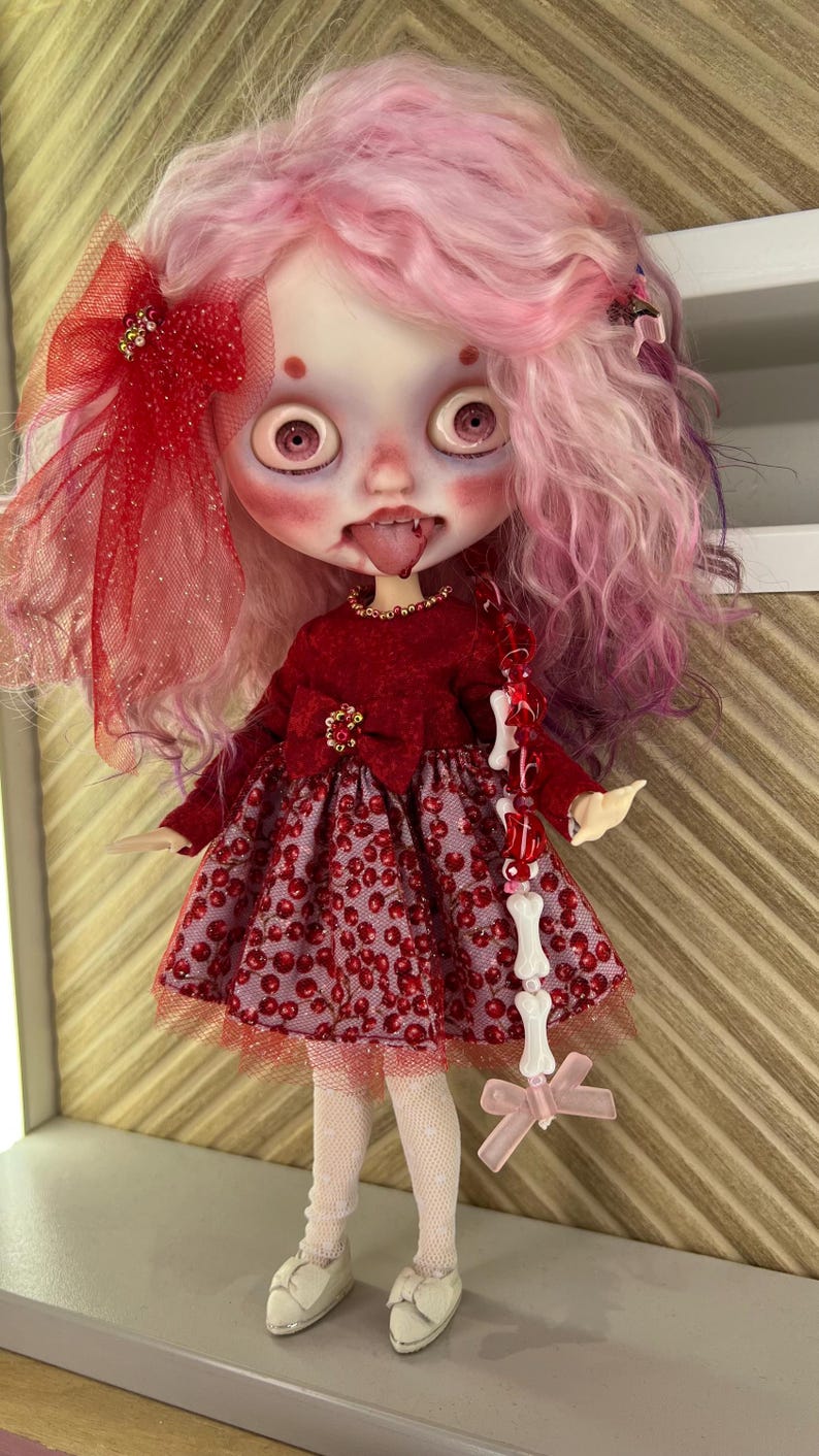 Poupée OOAK Blythe Vampire – Création Unique Par BellaDolla