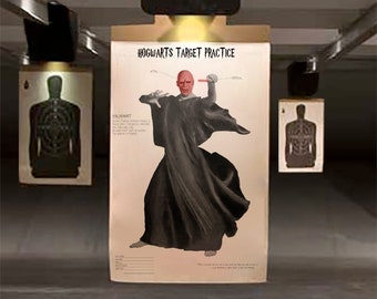 Puede incluir: Un póster de práctica de tiro al blanco con un personaje de la serie de Harry Potter. El póster se titula "Hogwarts Target Practice" y presenta a un personaje con una túnica negra y la cara roja. El personaje sostiene una varita y el póster tiene una zona "crítica" roja marcada en la cabeza del personaje.
