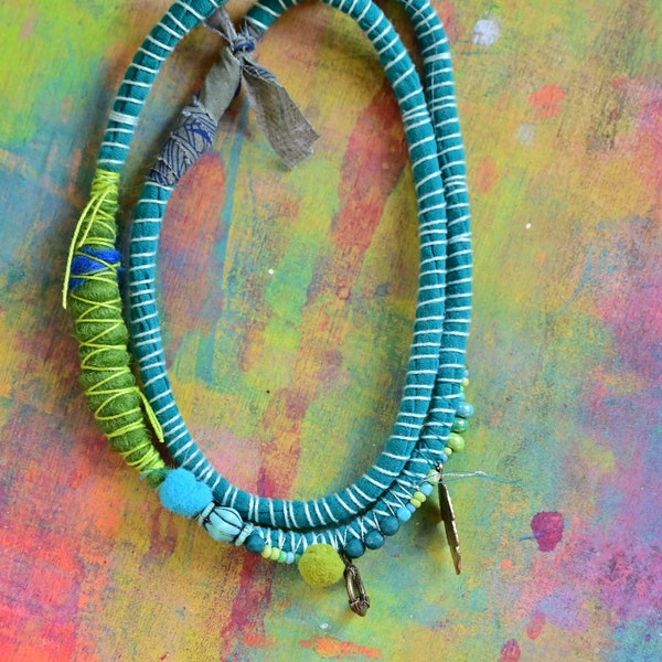 Long collier recyclé style ETHNIQUE, vert et bleu