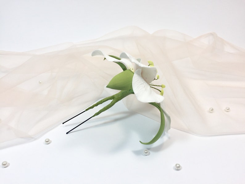 White lily hair pin Bridal flower headpiece Wedding hair pin Bridal accessories Gift for her Flower girl hair clip Floral wedding party