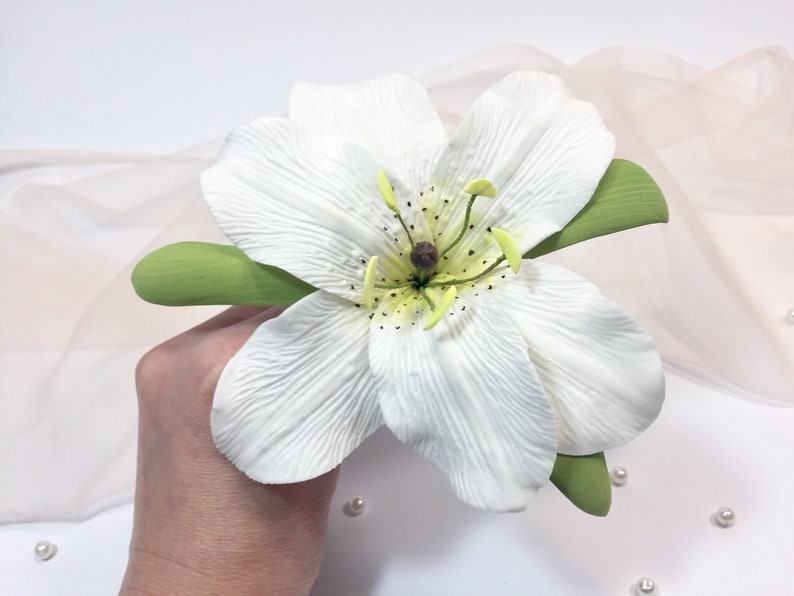 White lily hair pin Bridal flower headpiece Wedding hair pin Bridal accessories Gift for her Flower girl hair clip Floral wedding party