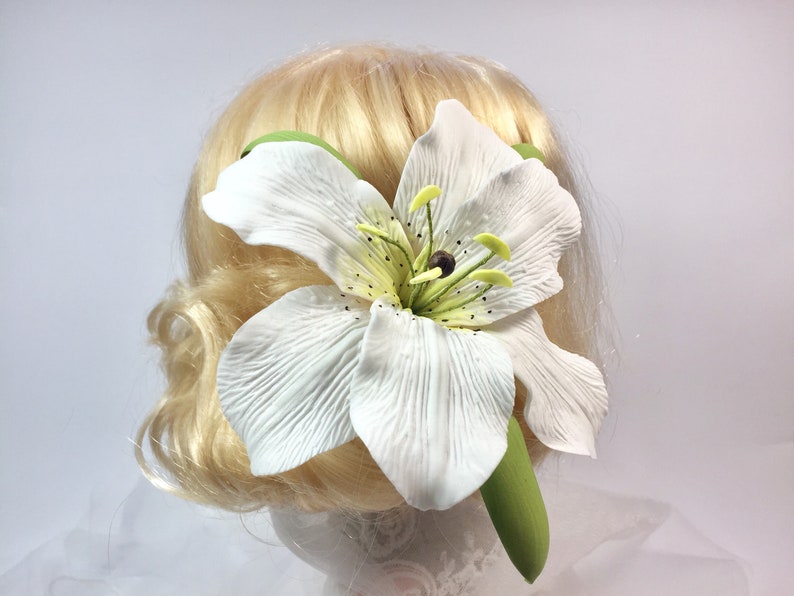 White lily hair pin Bridal flower headpiece Wedding hair pin Bridal accessories Gift for her Flower girl hair clip Floral wedding party