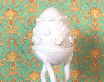 Easter egg "Royal" on pillar