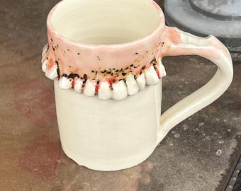 Handgefertigter Keramik Zahnbecher: Ekelhaftes Geschenk für Horror Fans