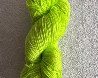 Lindengrün, handgefärbt Wolle  für  Socken, Tücher usw.