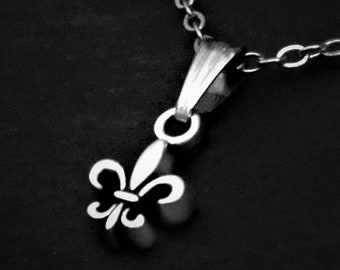 Collana con ciondolo Fleur de lis unisex su corda o catena, piccolo regalo di gioielli Fleur de lis, girocollo regolabile o 16 18 20 22 24 30 pollici