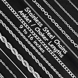 Könnte beinhalten: Eine Sammlung silberfarbener Edelstahlketten in verschiedenen Gliederstilen, darunter Kordel- und Rundgliederketten. Der Text lautet Stainless Steel Chains Anklet / Choker Lengths 9 to 16 inches und ist vor einem schwarzen Hintergrund platziert.