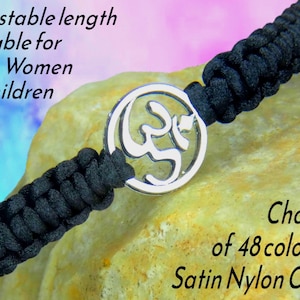 Peut inclure: Bracelet tressé noir avec un symbole argenté. Le bracelet est en cordon de nylon satiné et est réglable. L'image comprend le texte "Longueur réglable Convient aux hommes, femmes et enfants" et "Choix de 48 couleurs Cordon de nylon satiné."