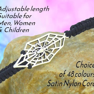 Peut inclure: Bracelet en cordon de nylon satiné noir avec un pendentif araignée et toile d'araignée argenté. Le texte indique "Longueur réglable Convient aux hommes, femmes et enfants" et "Choix de 48 couleurs Cordon de nylon satiné".